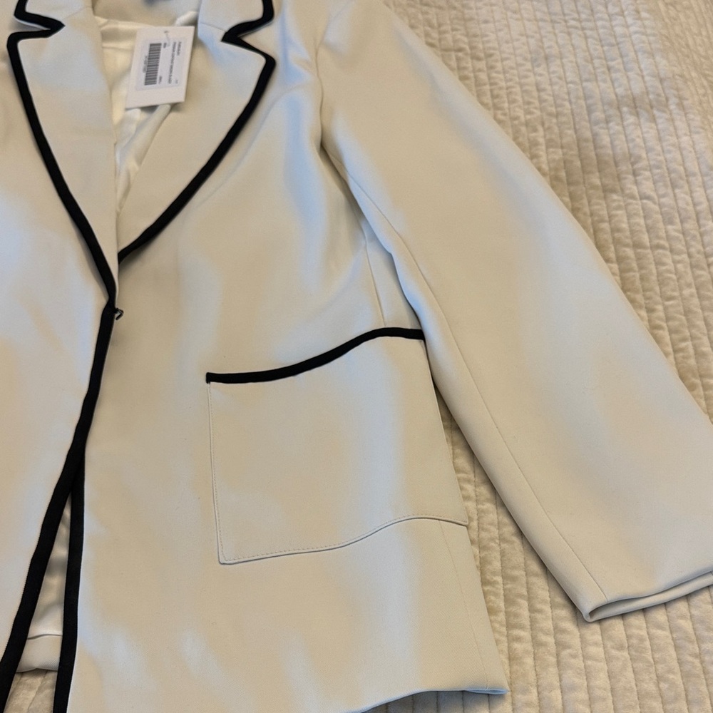 Chic Cream Blazer with Black Accents - Picture 5 of 6